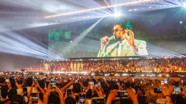 El público reaccionó con algunos reclamos, pero luego siguió con fiesta que se armó.