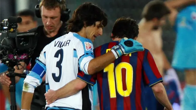 Vilar conversando con Lionel Messi