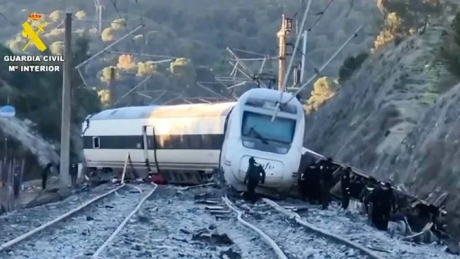 Sube a 39 muertos el saldo por descarrilamiento de tren en España