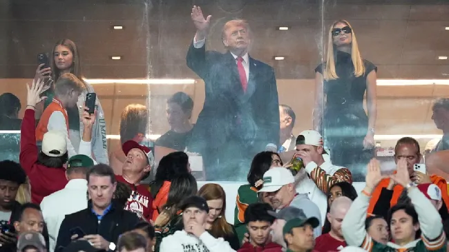 Trump aparece en el Campeonato Nacional de futbol colegial en medio de tensiones con Europa por Groenlandia