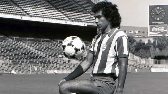 Aficionado limpió la placa de Hugo Sánchez en el Estadio del Atlético de Madrid