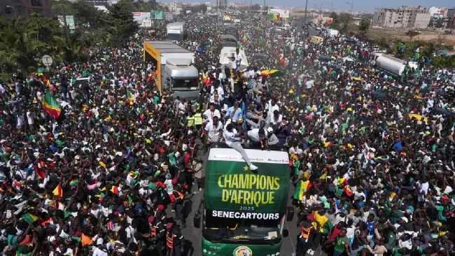 Jugadores de Senegal son aclamados como héroes en Dakar tras conquistar la Copa Africana