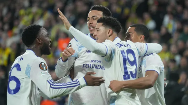 Edson Álvarez y el Fenerbahce caen ante Aston Villa en la Europa League