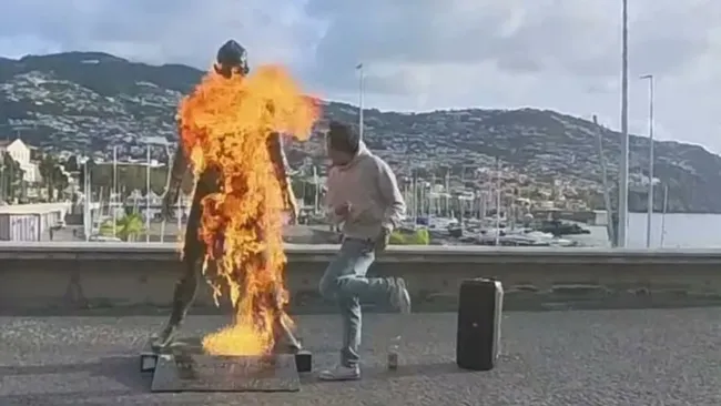 Tiktoker incendia icónica estatua de Cristiano Ronaldo en Portugal