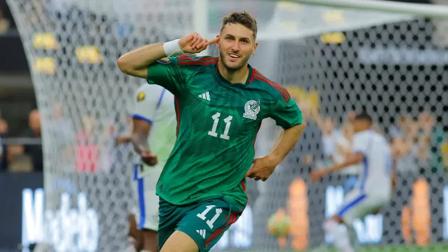 Santiago Giménez con el Tricolor