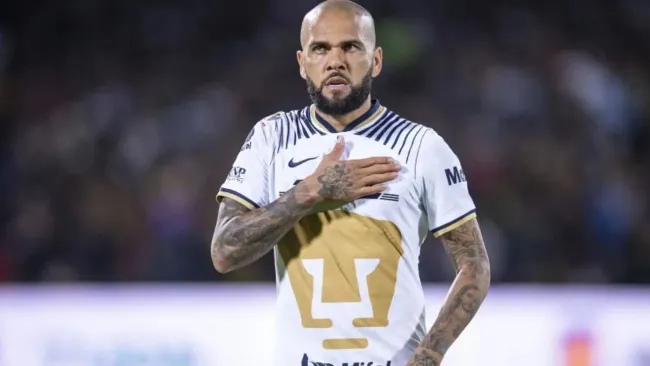 Alves posó con la playera del Tricolor