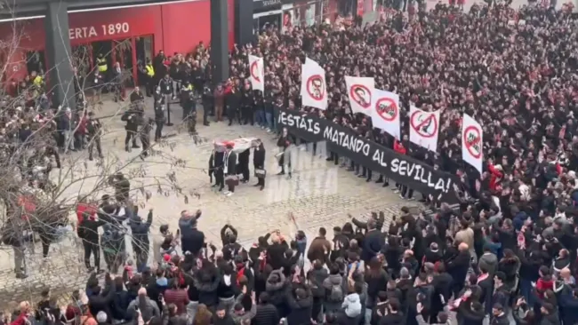 "Están matando al Sevilla": 'Funeral' marca la protesta masiva contra la directiva del club andaluz