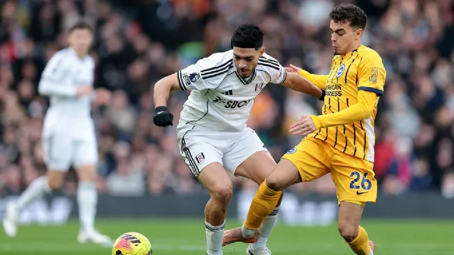 Raúl Jiménez luce en remontada 