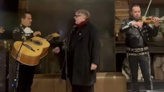 Guillermo del Toro se echa palomazo con mariachi durante el Festival de Sundance