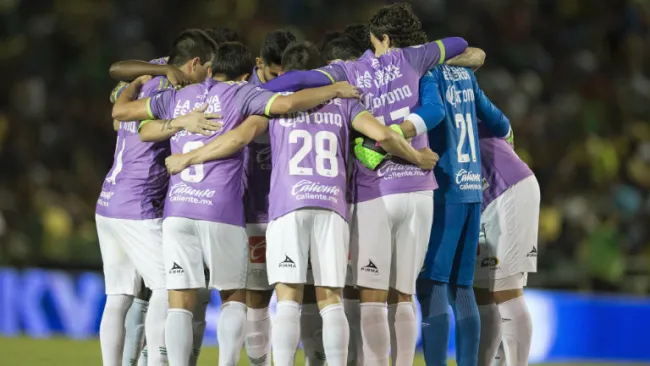 Jugadores de Chiapas en charla previo a arranque de un partido
