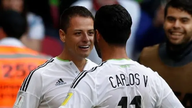 Chicharito 'se rindió' ante Vela