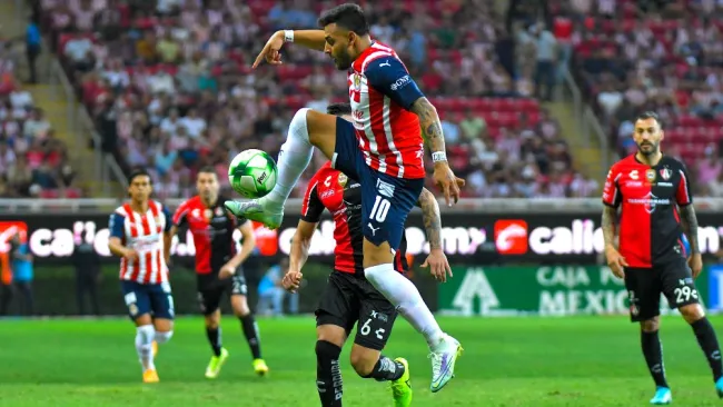 Alexis Vega con Chivas ante Atlas en la Ida de los Cuartos de Final 