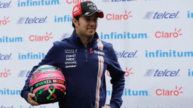 Sergio Pérez luce el casco que utilizará en el GP de México