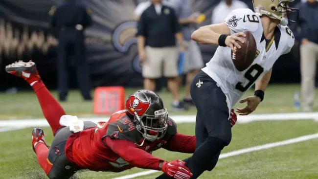 Johnson se lanza para evitar el avance de un rival