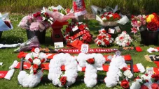 Aficionados de Liverpool rinden homenaje a Diogo Jota a las afueras de Anfield