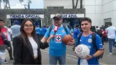 Fieles aficionados acudieron a la firma de autógrafos celeste