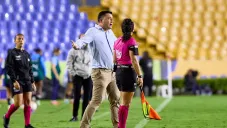 Pedro Martínez Losa festeja el triunfo de Tigres sobre Rayadas y felicita a sus jugadoras