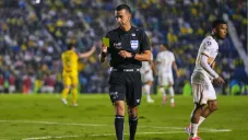 Luis Pérez, auxiliar de Efraín Juárez, arremetió contra arbitraje