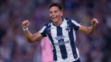 Joaquín Moxica celebra su primer gol con Rayados y se lo dedica a su madre