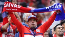 Afición de Chivas se burla de Atlas
