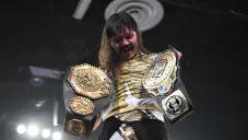 Dominik Mysterio celebra tras ganar el Megacampeonato de AAA