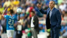 Sergio Bueno da indicaciones a sus jugadores