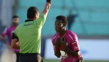 Caicedo es amonestado por el árbitro