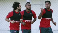 Vidal junto a Jara y Valdivia en un entrenamiento con Chile