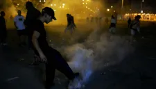 Aficionado húngaro patea una bomba de gas lacrimógeno durante altercados