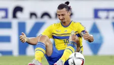 Ibrahimovic, en el césped durante juego contra Rusia