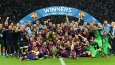 Jugadores del Barcelona festejan con la 'Orejona'