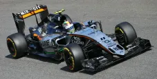 Checo Pérez, en su auto durante el GP de Italia