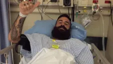 Marc Crosas saluda en su cama del hospital