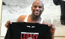 Floyd Mayweather, con la playera de su despedida