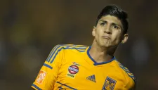 Alan Pulido, durante un juego con Tigres