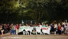 La afición mexicana a las afueras del hotel del Tri