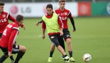 Chicharito, en un entrenamiento del Bayer Leverkusen