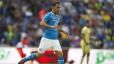 Emmanuel Loeschbor da un pase en juego de Cruz Azul