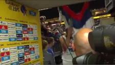 Mirotic rompe la bandera de Serbia