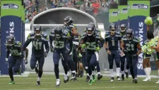 Jugadores de Seattle saltan al campo