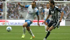 Vuoso buscando el balón frente a Basanta