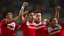 Uribe festeja con sus compañeros tras anotar