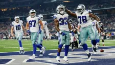 Jugadores de Vaqueros festejan un TD