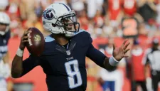 Mariota a punto de lanzar un pase