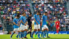 Jugadores celestes salen cabizbajos del campo