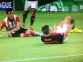 Héctor Moreno barre y lesiona a Luke Shaw