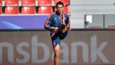 Chicharito realiza estiramientos en práctica del Bayer