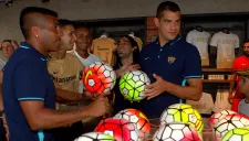 Jugadores de Pumas, en la inauguración de la tienda