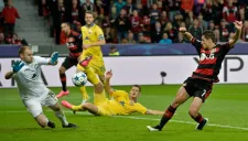 Chicharito remata en el encuentro del Bayer Leverkusen