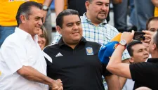 El bronco, tomándose una foto con un aficionado